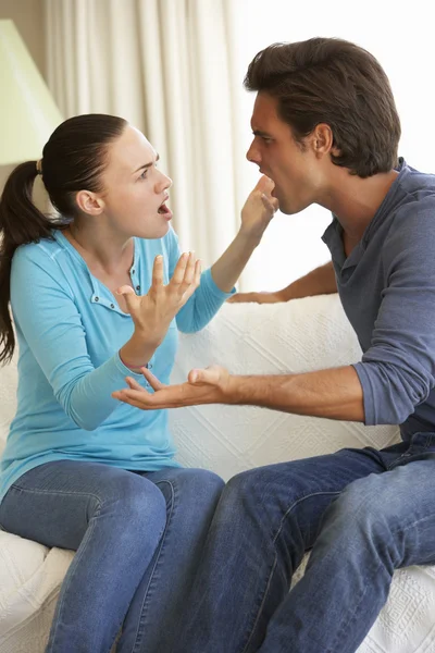 Couple se disputant à la maison — Photo