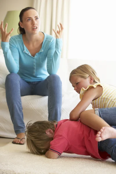 Bambini che combattono di fronte alla madre — Foto Stock