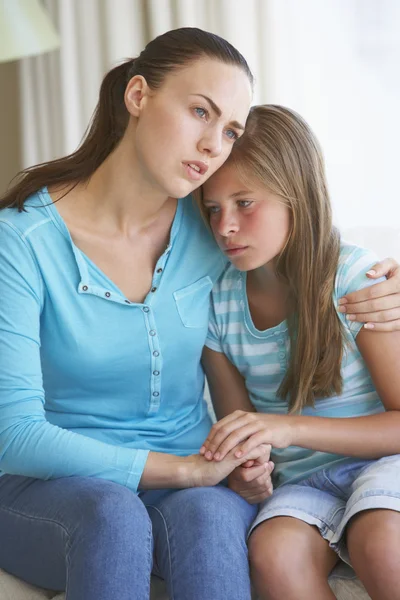 Madre Consoladora hija en casa — Foto de Stock