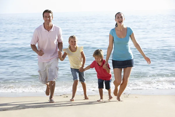 Familia corriendo en la playa — Foto de Stock