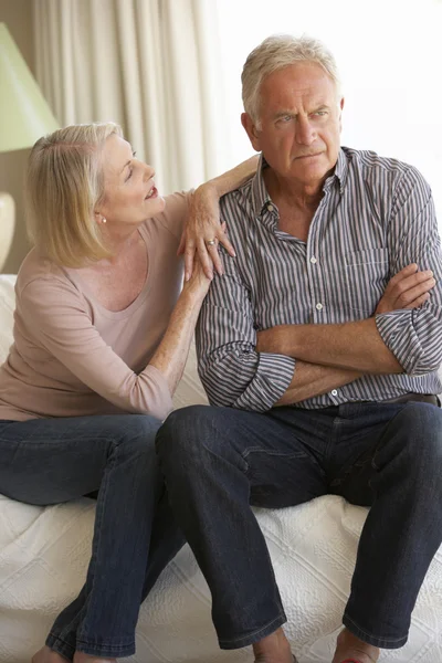 Couple âgé se disputant à la maison — Photo