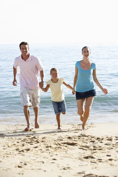 Сім'я біжить на пляжі — стокове фото