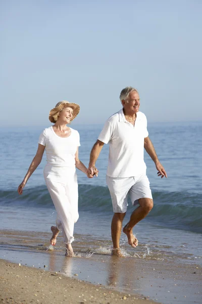 Couple de personnes âgées profitant de vacances d'été — Photo