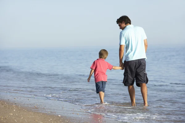 Père et fils marchant sur la plage — Photo