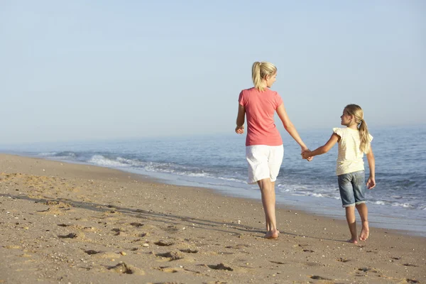 Mor och dotter promenader längs stranden — Stockfoto