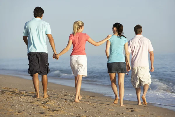 Vänner promenader längs stranden — Stockfoto