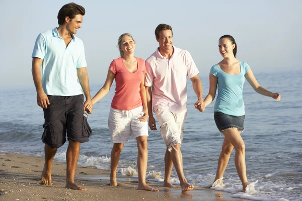 Vrienden genieten van strand — Stockfoto