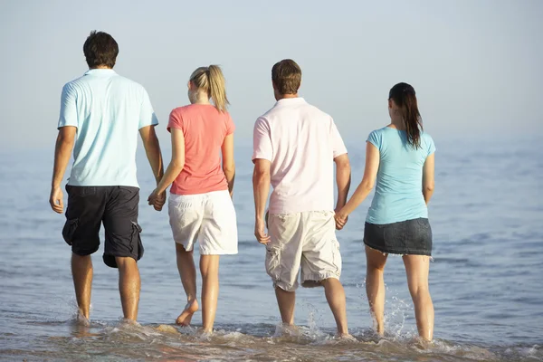 Amici che godono di spiaggia — Foto Stock