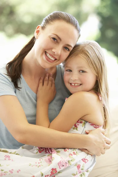 Mamma med dotter skratta tillsammans Stockbild