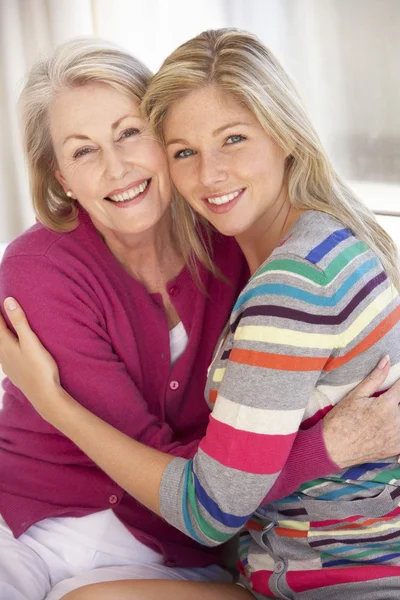 Senior vrouw met volwassen dochter Stockfoto