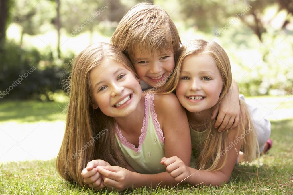 Фотосессия двух братьев. Что такое сиблинги в семье это. Дети мальчик и девочка. Близнецы мальчики. Дружные дети брат и сестра.