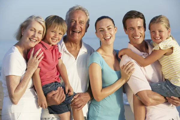 Famille de trois générations sur la plage — Photo