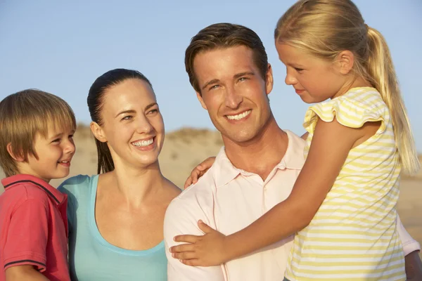 Ung familj på stranden — Stockfoto