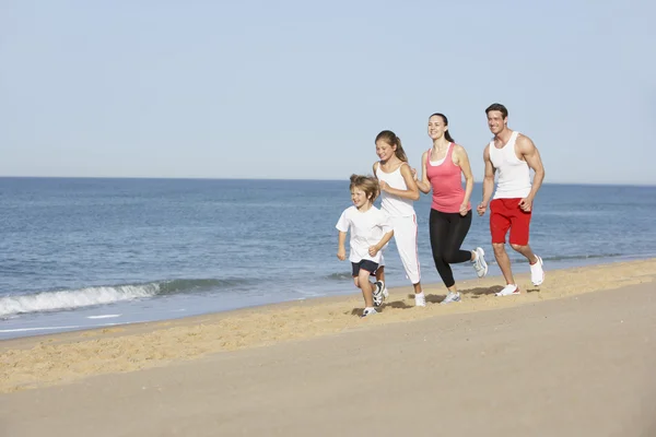 Familjen kör på stranden — Stockfoto