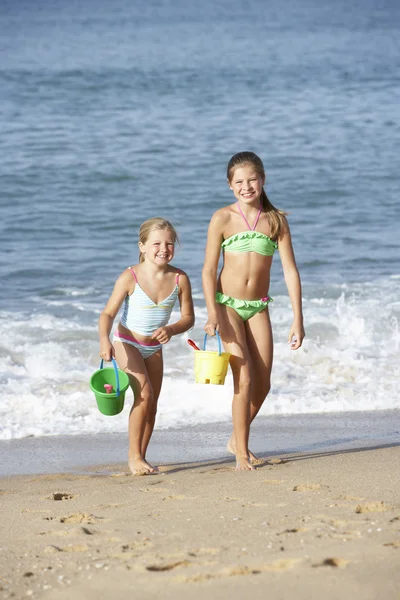 Jonge meisjes genieten van vakantie — Stockfoto