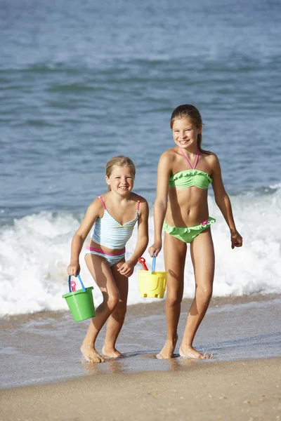 Jonge meisjes genieten van vakantie — Stockfoto