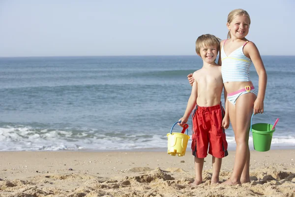 Menino e menina desfrutando de férias — Fotografia de Stock