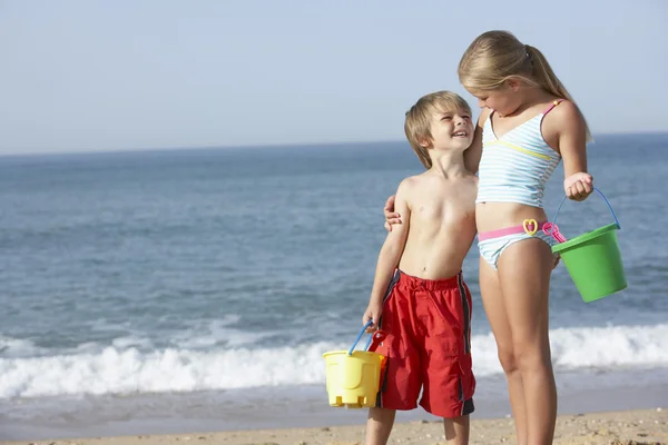 Menino e menina desfrutando de férias — Fotografia de Stock