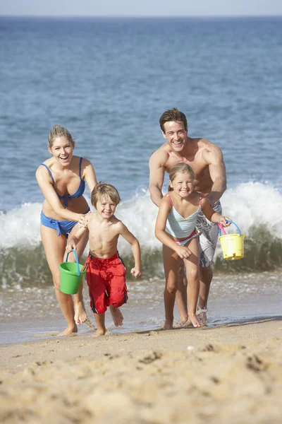 Familjen att spendera tid på stranden — Stockfoto