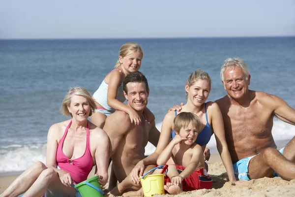 Familia de tres generaciones en vacaciones en la playa — Foto de Stock