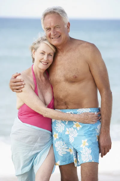 Pareja mayor disfrutando de vacaciones — Foto de Stock