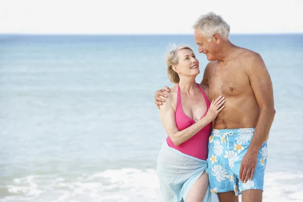 Pareja mayor disfrutando de vacaciones — Foto de Stock