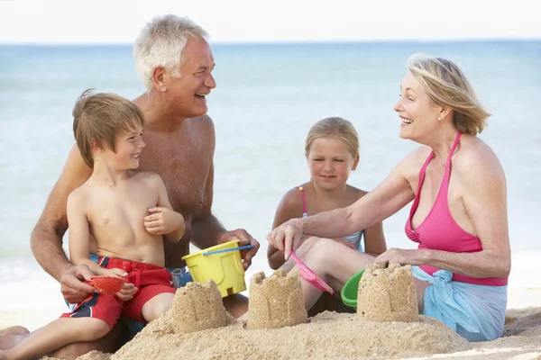 Abuelos y nietos pasan tiempo en la playa — Foto de Stock