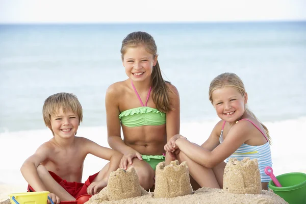 Kinderen genieten van vakantie — Stockfoto