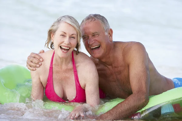 Pareja mayor divirtiéndose en el mar — Foto de Stock