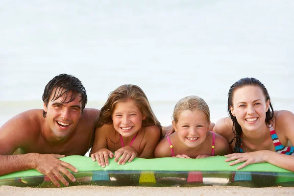 Familie hat Spaß auf Luftmatratze — Stockfoto