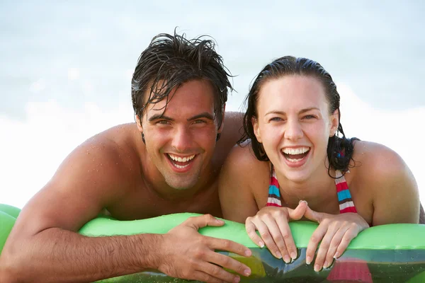 Casal jovem se divertindo no mar — Fotografia de Stock