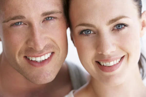 Sonriente pareja mirando a la cámara — Foto de Stock