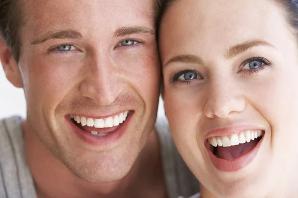 Sorrindo casal olhando para a câmera — Fotografia de Stock