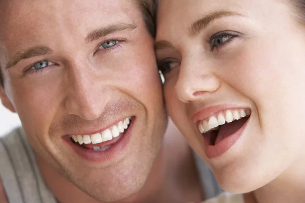 Sorrindo casal olhando para a câmera — Fotografia de Stock