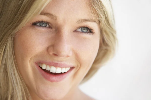 Jovencita sonriente —  Fotos de Stock