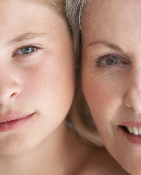 Grand-mère et petite-fille regardant la caméra — Photo