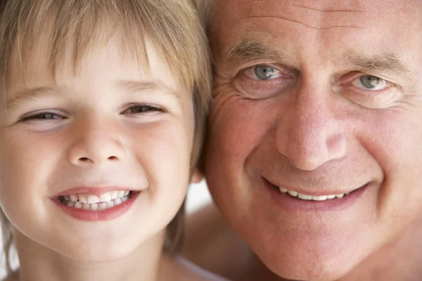 Dědeček a vnuk při pohledu na fotoaparát — Stock fotografie