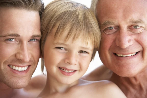 Mannen uit familie kijken Camera — Stockfoto