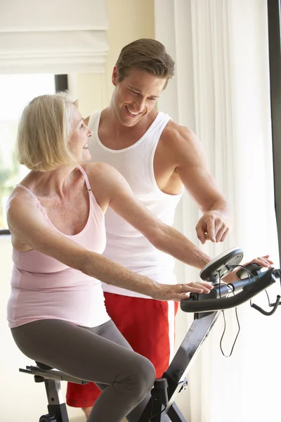 Senior vrouw Training met Trainer — Stockfoto