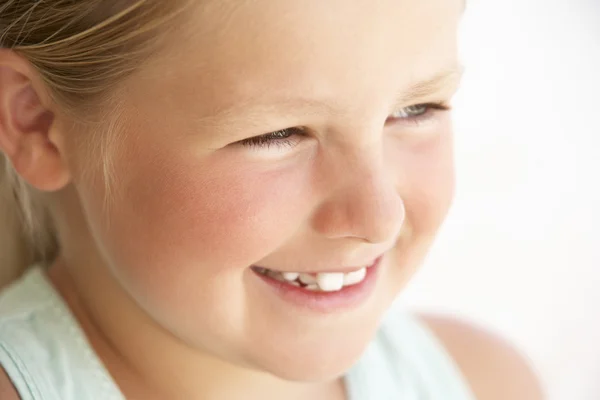 Lächelnde junge Mädchen — Stockfoto