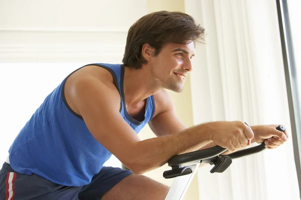 Homem treinando em bicicleta de exercício — Fotografia de Stock