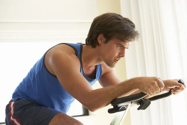 Homem treinando em bicicleta de exercício — Fotografia de Stock