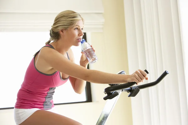 Jovem em bicicleta de exercício — Fotografia de Stock