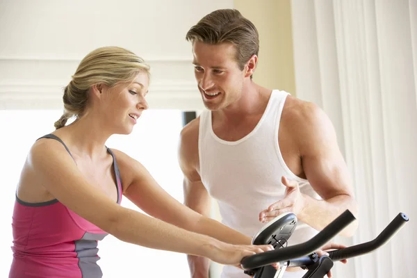 Casal jovem em bicicleta de exercício — Fotografia de Stock