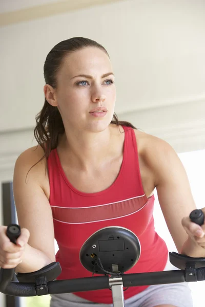 Junge Frau auf dem Heimtrainer — Stockfoto