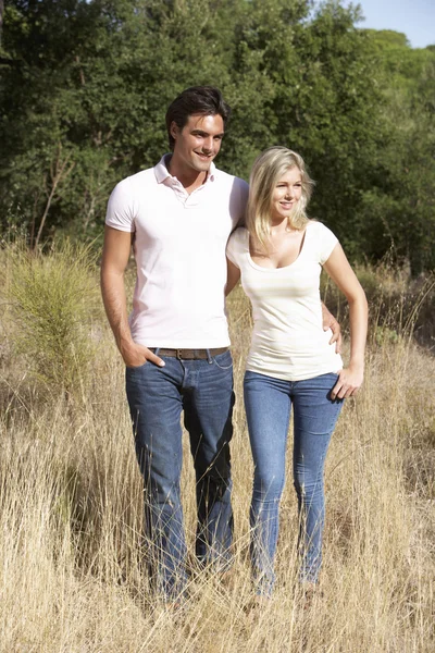 Pareja caminando por la campiña de verano —  Fotos de Stock