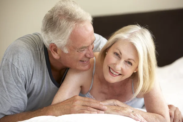 Seniorenpaar entspannt im Bett — Stockfoto