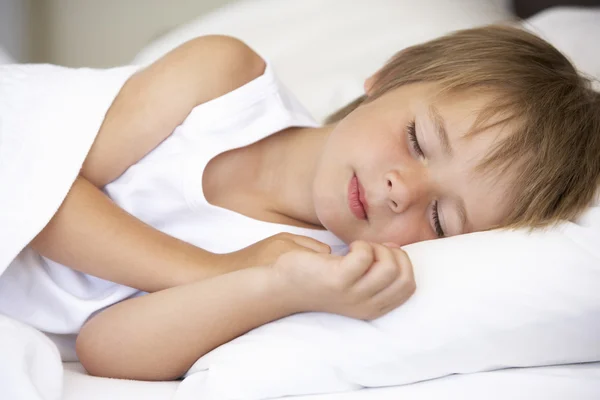 Joven durmiendo en la cama — Foto de Stock