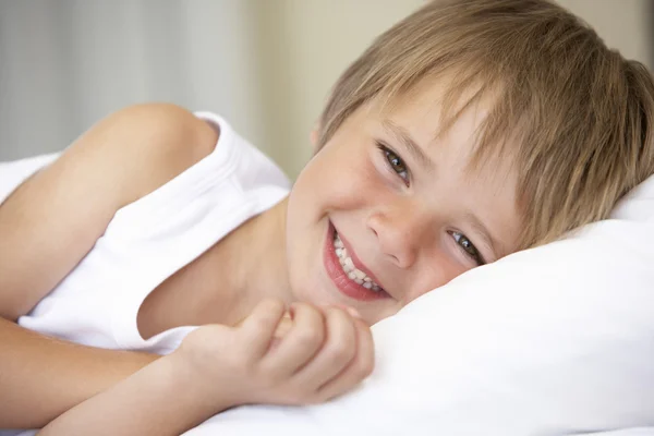 Jonge jongen rusten In Bed — Stockfoto
