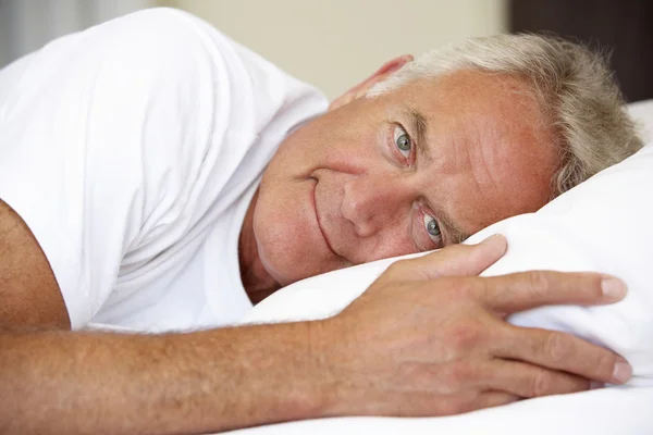 Senior homem relaxante na cama — Fotografia de Stock